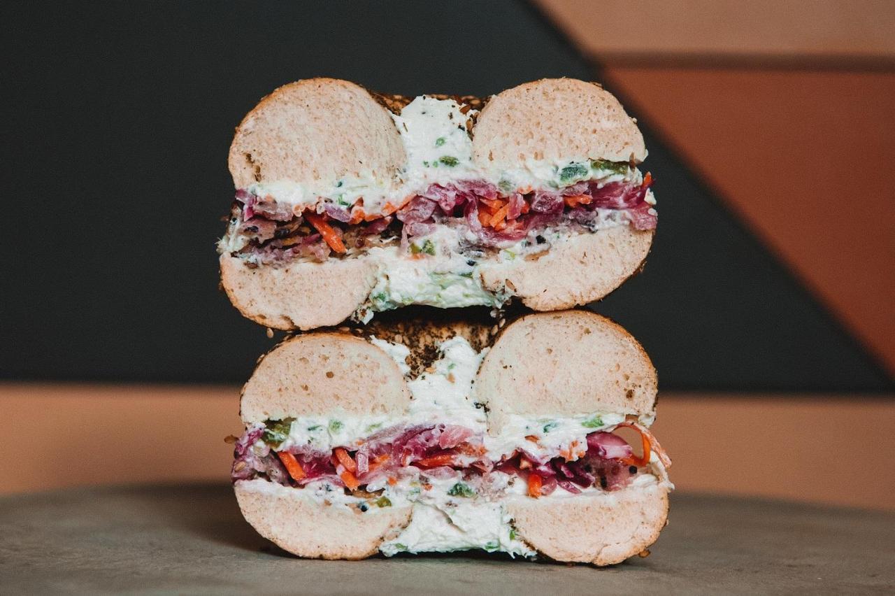 Vignette Collection Yours Truly Dc By Ihg Washington Kültér fotó A bagel with cream cheese, tomato, and onion