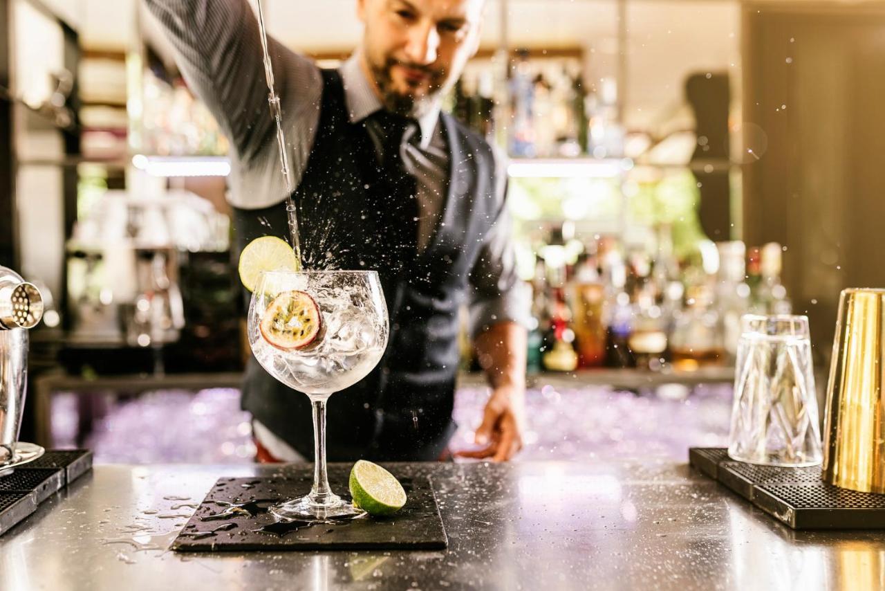 Vignette Collection Yours Truly Dc By Ihg Washington Kültér fotó A bartender preparing a cocktail