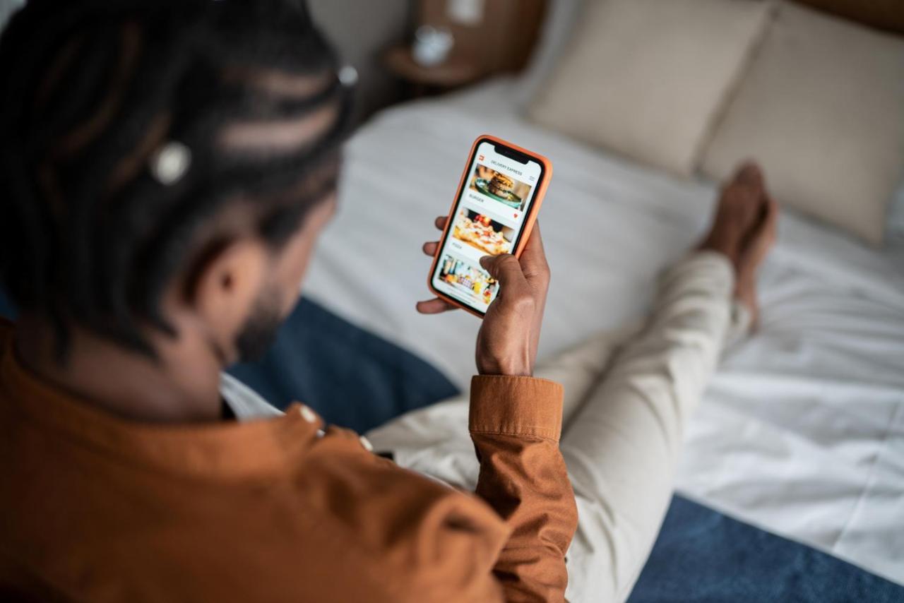 Vignette Collection Yours Truly Dc By Ihg Washington Kültér fotó A person using the Uber Eats app
