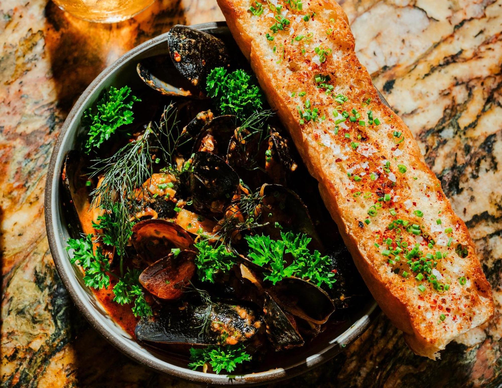 Vignette Collection Yours Truly Dc By Ihg Washington Kültér fotó A bowl of mussels with a slice of garlic bread