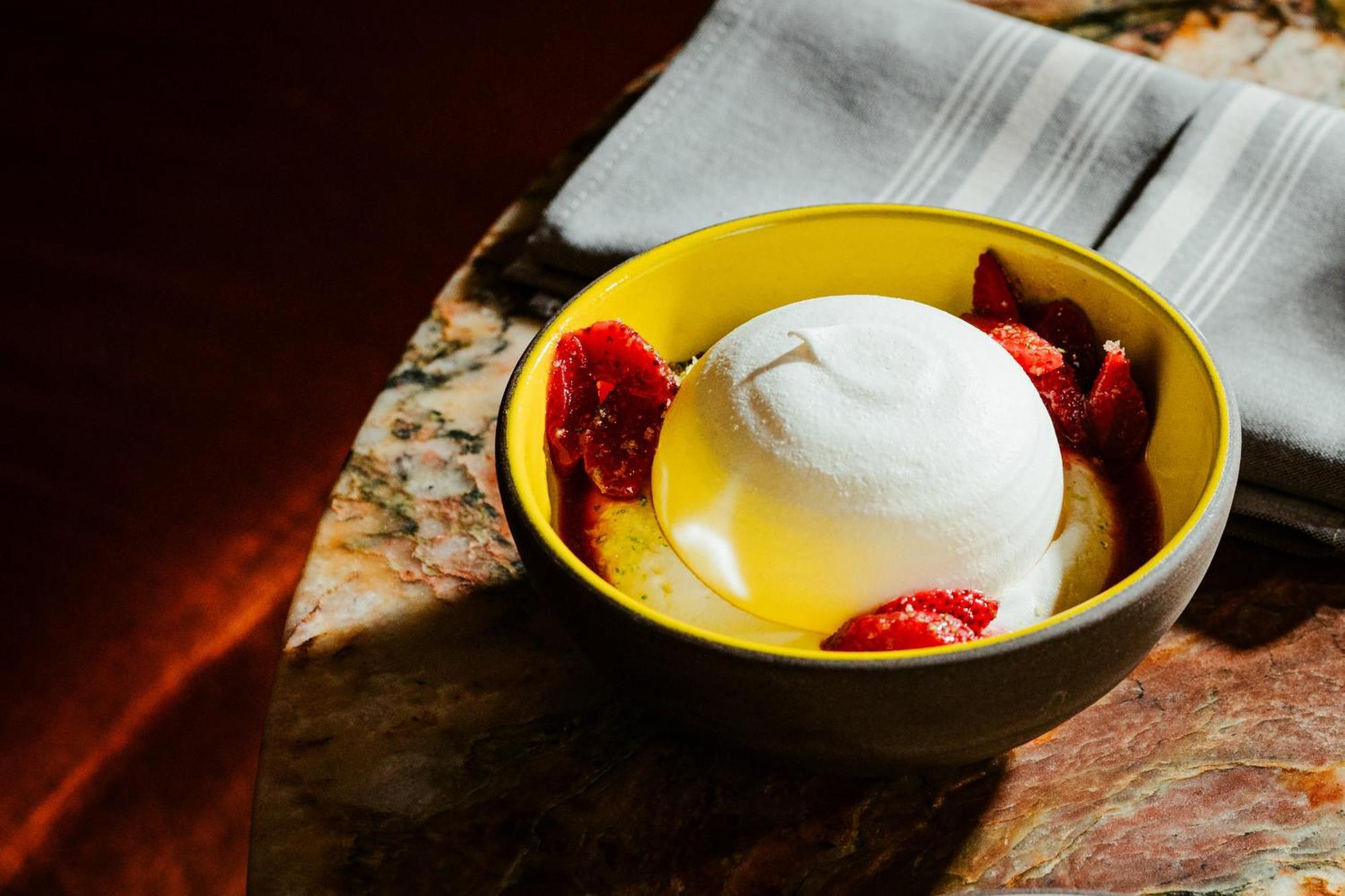 Vignette Collection Yours Truly Dc By Ihg Washington Kültér fotó A bowl of frozen yogurt with strawberries