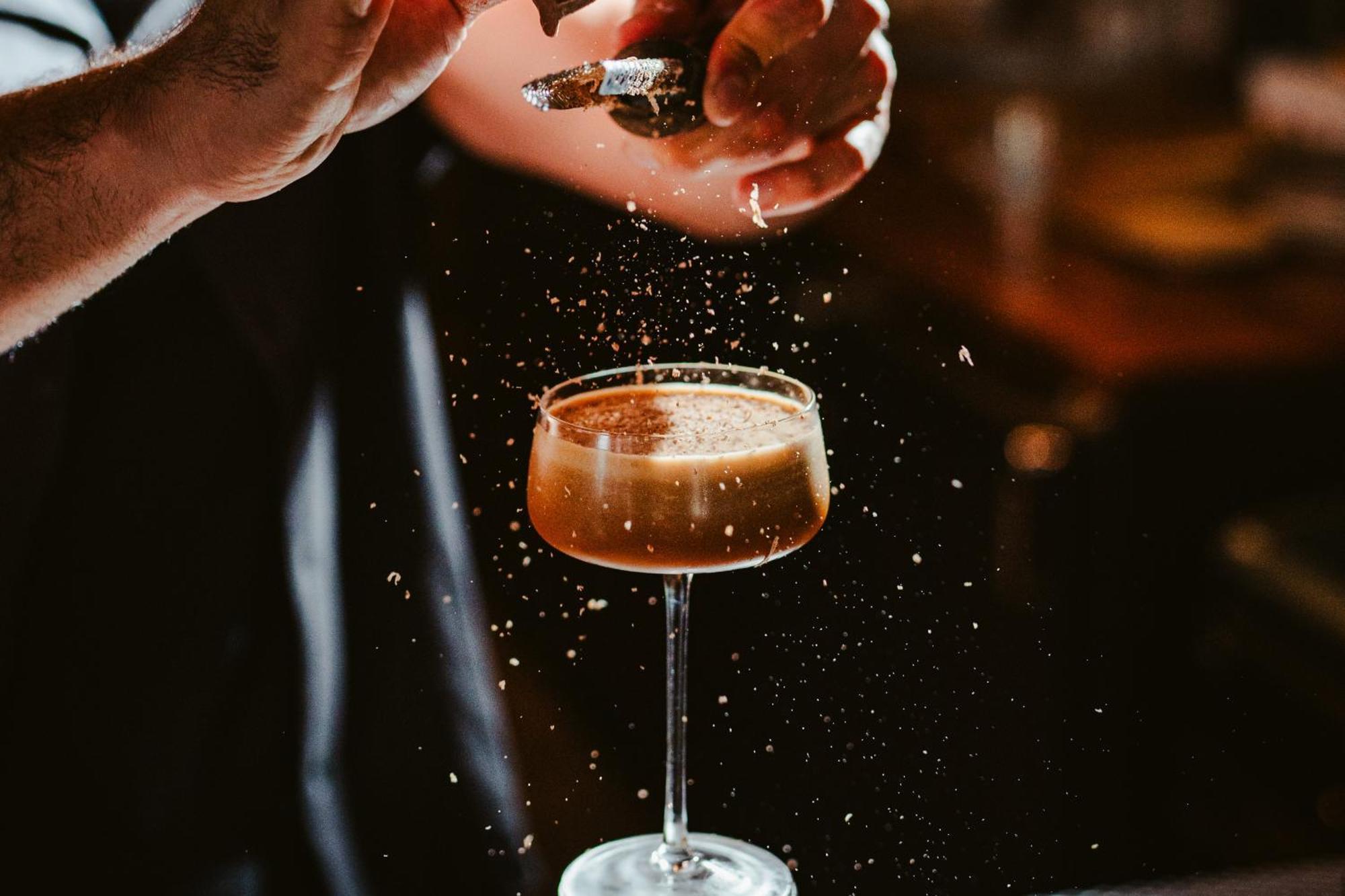Vignette Collection Yours Truly Dc By Ihg Washington Kültér fotó A bartender dusting a cocktail with ground nutmeg