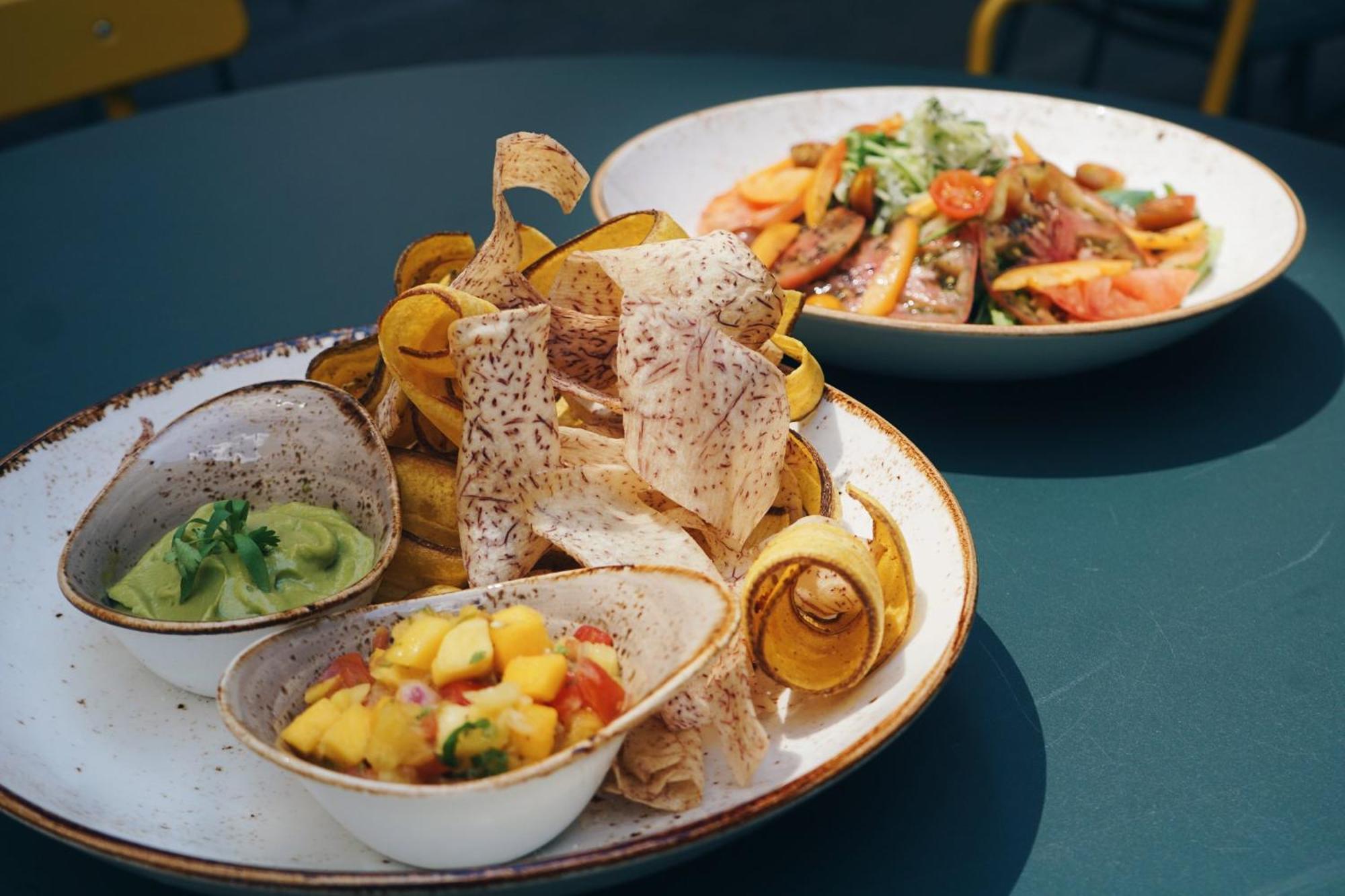 Vignette Collection Yours Truly Dc By Ihg Washington Kültér fotó A plate of nachos with guacamole and mango salsa